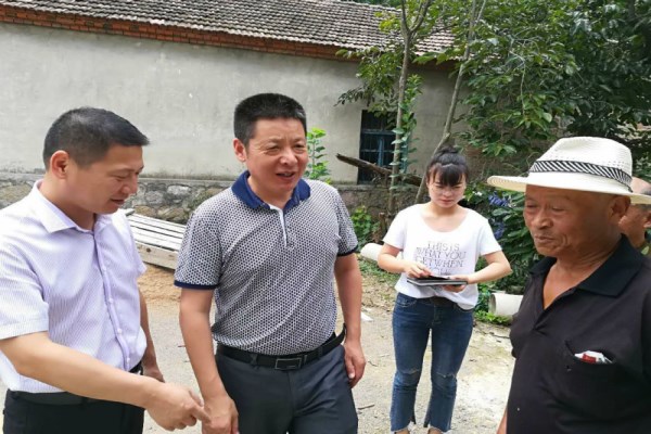 副县长李文书到武店镇开展慰问老党员活动1.jpg