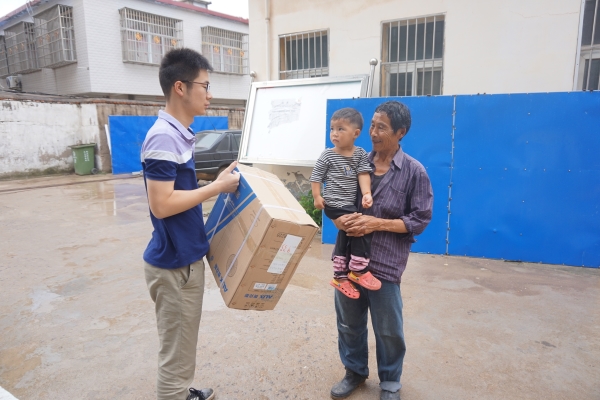 图为志愿者为武店镇楼店村赵丙利送去落地风扇一台.jpg