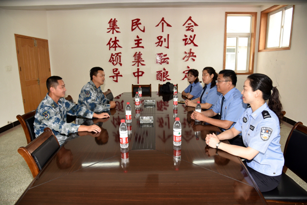 军检座谈话双拥.jpg