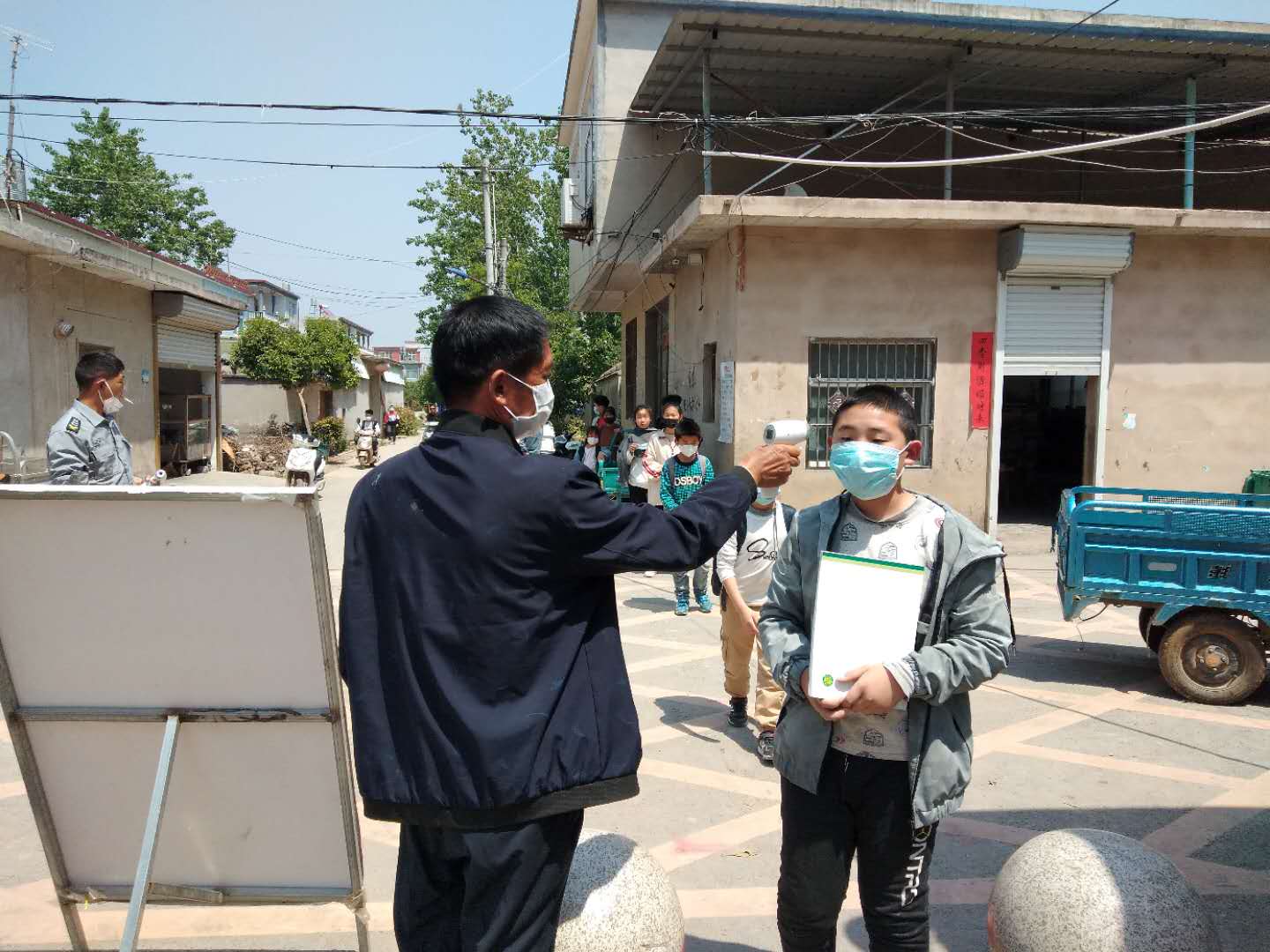 路西村王洪根书记带领两委干部支援马湖学校疫情防控道路输通巡查.jpg