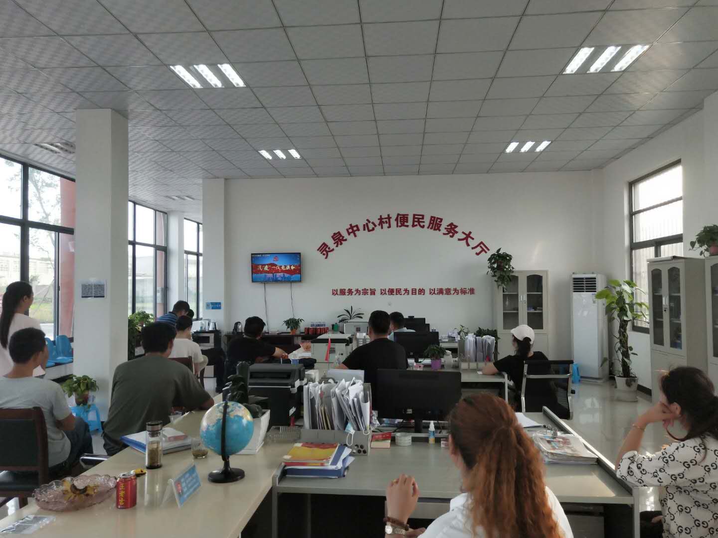 凤阳县武店镇灵泉村组织党员一同观看《战“疫”一线党旗红》.jpg