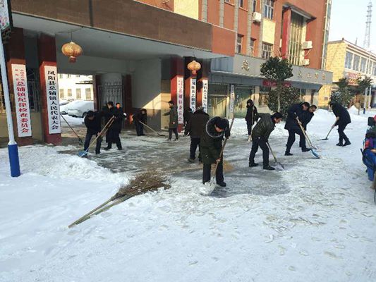 1226组织清扫路面.jpg