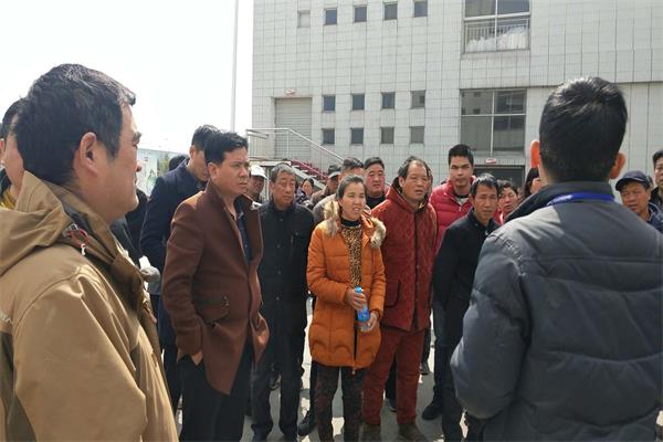 凤阳县府城镇组织待业村民到苏滁现代产业园实地考察应聘.jpg