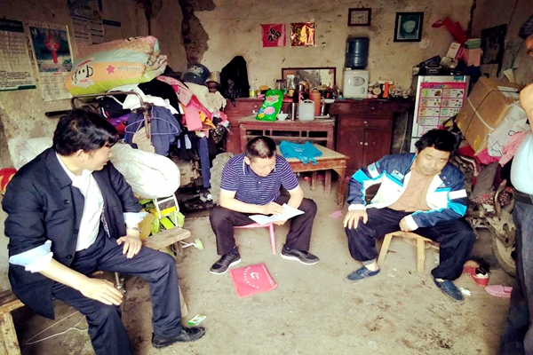 图为李文书副县长正在武店镇沙涧村金齐跃户查阅扶贫手册.jpg