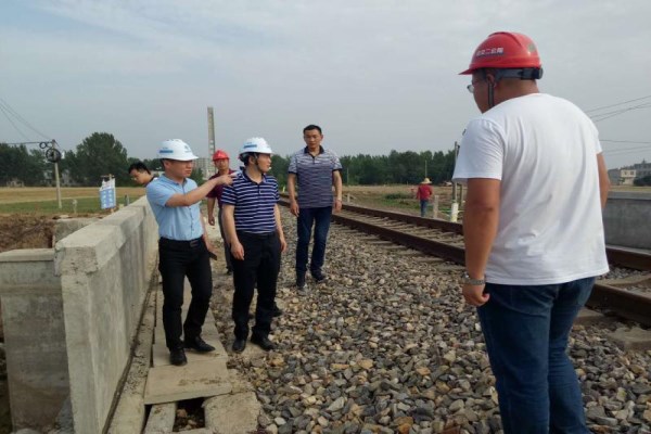 凤阳县副县长潘金钟到武店镇调研外环路建设等重点项目建设工作1.jpg