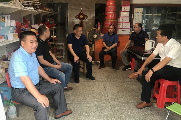 凤阳县委常委、政法委书记徐琪赴大庙镇走访慰问退役军人.jpg