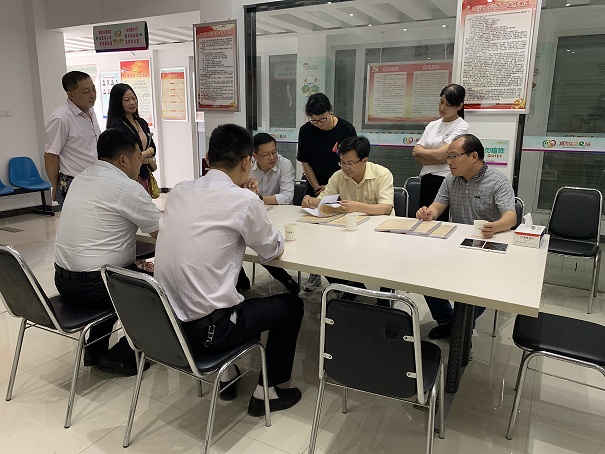 凤阳县委副书记、县长罗圣权到临淮关镇濠梁社区调研四经普工作.JPG
