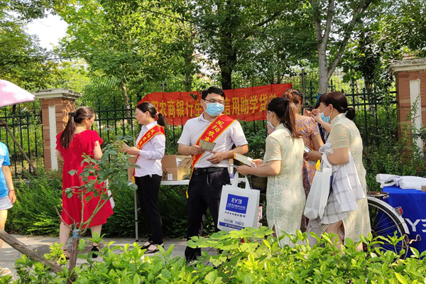 助力高考，凤阳农商银行青年志愿者在行动.图三.jpg
