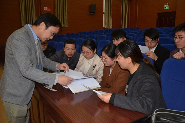 凤阳法院安排业务精湛的书记员教新录用人员学习卷宗的排序与装订（网站使用尺寸图片）.jpg