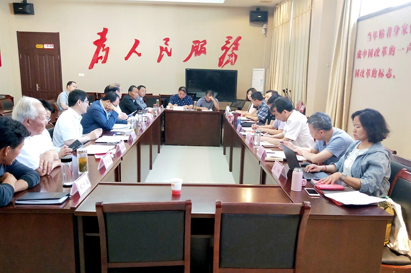 调研组在小岗村召开座谈会.jpg
