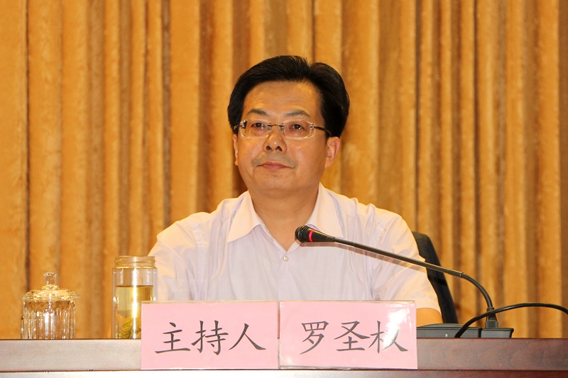 县委副书记、代县长罗圣权主持会议.jpg