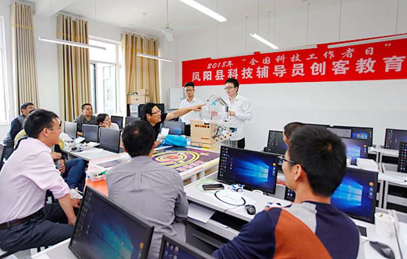 1.奇点智能科技有限公司陈康迪老师讲解可编程电子套件制作创意作品.jpg