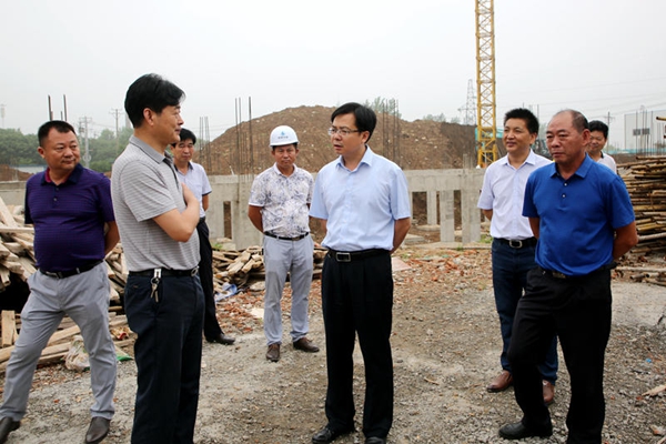 4.在东华路幼儿园施工现场调研.JPG