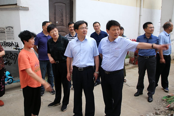 5.在长胜小区城市老旧小区整治项目施工现场调研.JPG