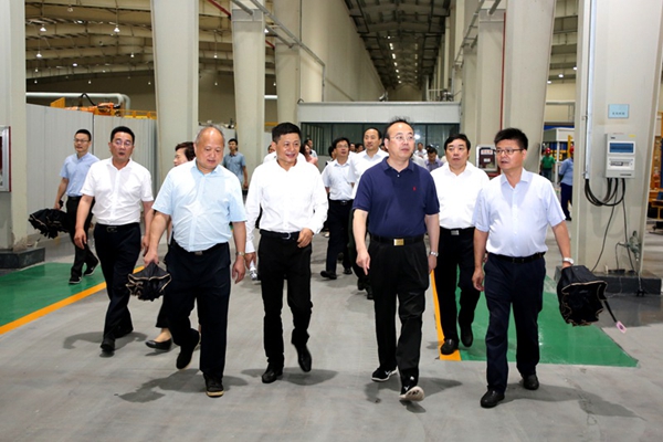 巡查组检查弗莱特光伏盖板玻璃项目.jpg
