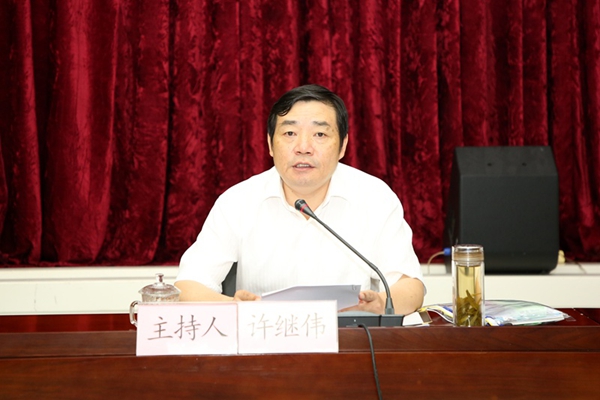 市委副书记、市长许继伟主持现场会.jpg