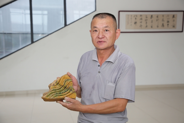 徐晓忠展示捐赠的明皇陵构建.jpg