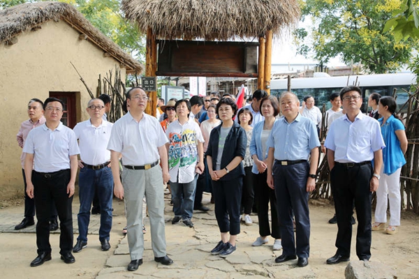 10.采风团一行在当年农家采风.JPG