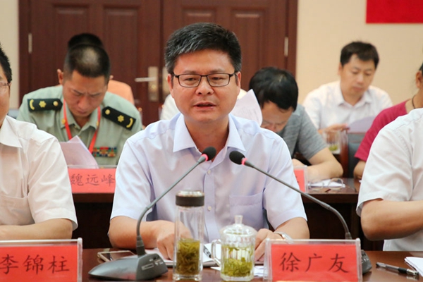 5.县委书记徐广友汇报工作.JPG