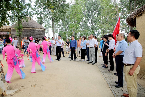 11.采风团一行观看由导游姑娘们表演的凤阳花鼓.JPG