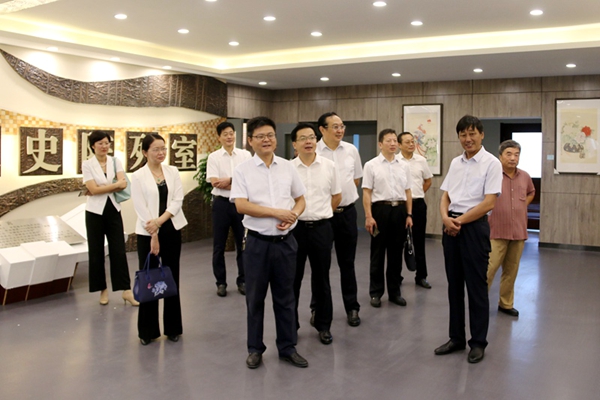 县领导参观凤阳中学校史陈列室.jpg