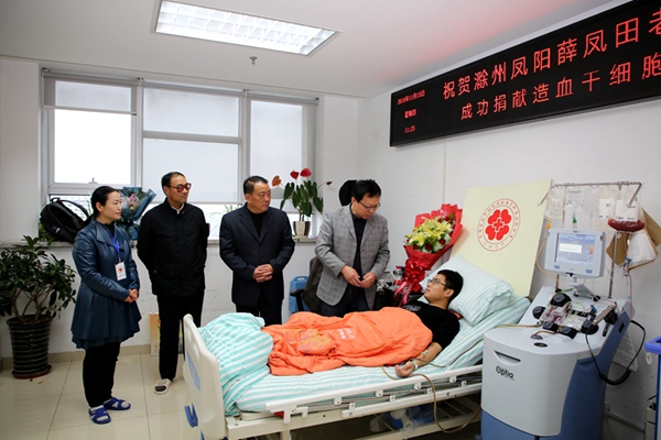 省、市、县红十字会和凤阳二中负责人看望薛凤田.jpg