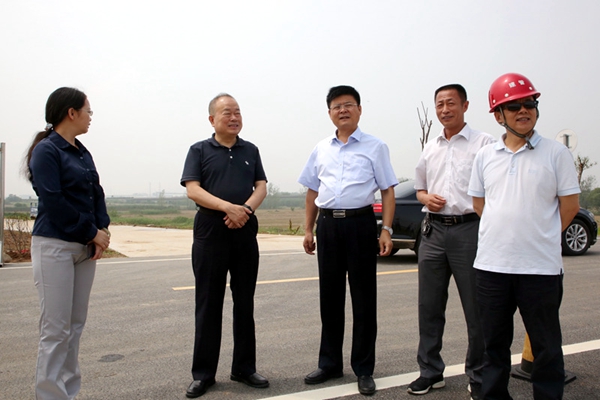4.在花园湖行洪区进洪闸调研.JPG