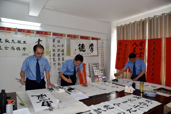 挥毫泼墨颂党恩。郝万婷 摄.jpg