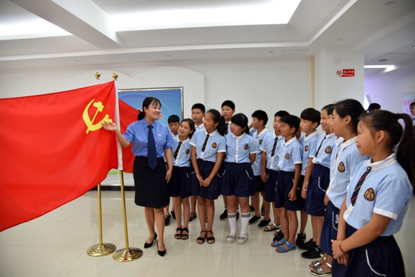 向小学生讲解党旗党史。郝万婷 摄.jpg