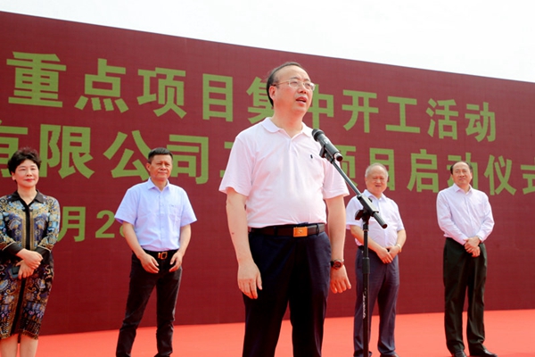2.市委书记张祥安宣布福莱特光伏玻璃有限公司二期项目暨全市百个亿元以上重点项目集中开工.JPG