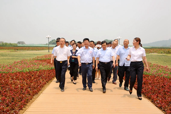 9.参观明中都皇故城国家考古遗址公园.JPG