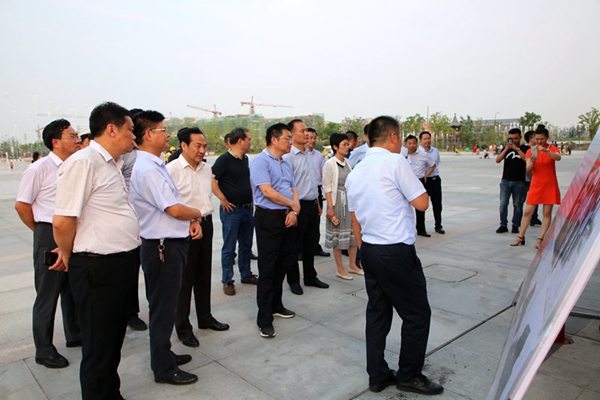 7.在钟楼文化广场参观考察.JPG