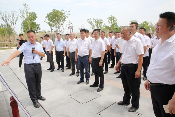 10.在钟楼文化广场参观考察.JPG
