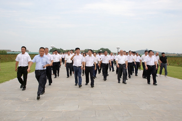 8.在大明中都中轴线参观考察明中都皇故城国家考古遗址公园.JPG