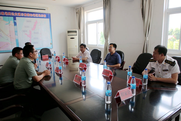 3.看望慰问驻凤官兵并进行座谈.JPG