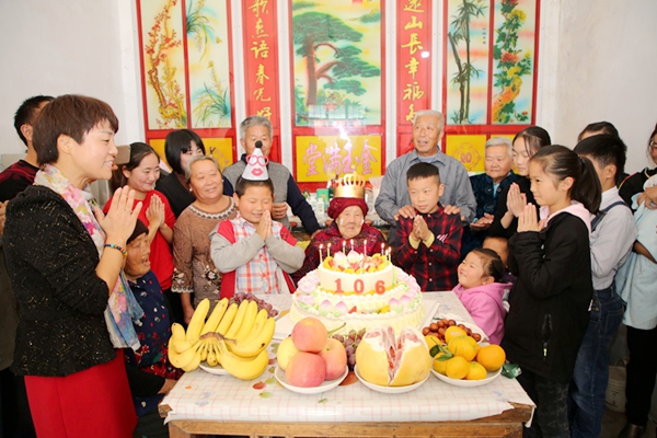 家风和谐，其乐融融为百岁老人过生日_副本.jpg