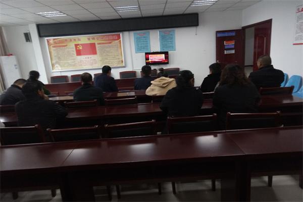 凤阳县府城镇云霁社区组织观看《红色传奇》第二季.jpg