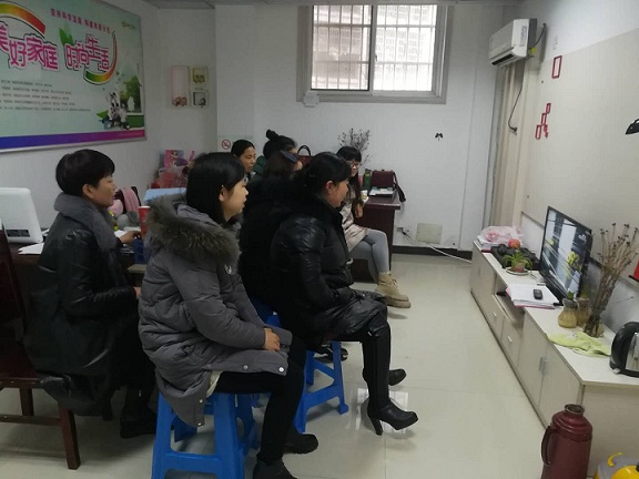 凤阳县临淮关镇濠梁社区组织收看远程教育记录片《我们一起走过——致敬改革开放40周年》.JPG