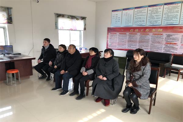 凤阳县府城镇张老庄村组织观看电教片《穆寨之恋》.jpg